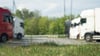 Planenschlitzer haben auf dem Saaletal-Parkplatz an der A38 bei Weißenfels Haushaltswaren von einem Lastwagen gestohlen.