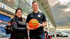 Patrick Sachs von den SBB Baskets Wolmirstedt und Alexandra Werner bei der symbolischen Ball-Übergabe zur Partnerschaft.