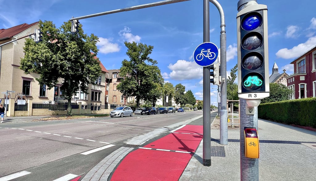 In völlig neuem Outfit präsentiert sich jetzt der Rad- und Fußweg in der Ostseite der Albrechtstraße zwischen Körnerstraße und Sebstian-Bach-Straße.