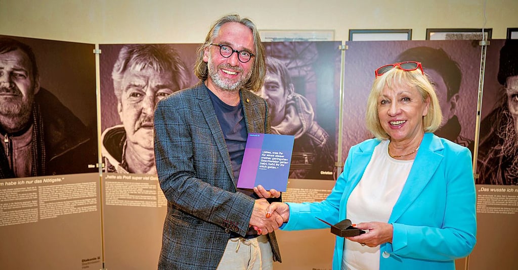 Monika Müller, ehemalige Vorsitzende des Herbergsvereins, erhält von Steffen Mikolajczyk von der Diakonie Mitteldeutschland das Goldene Kronenkreuz verliehen.