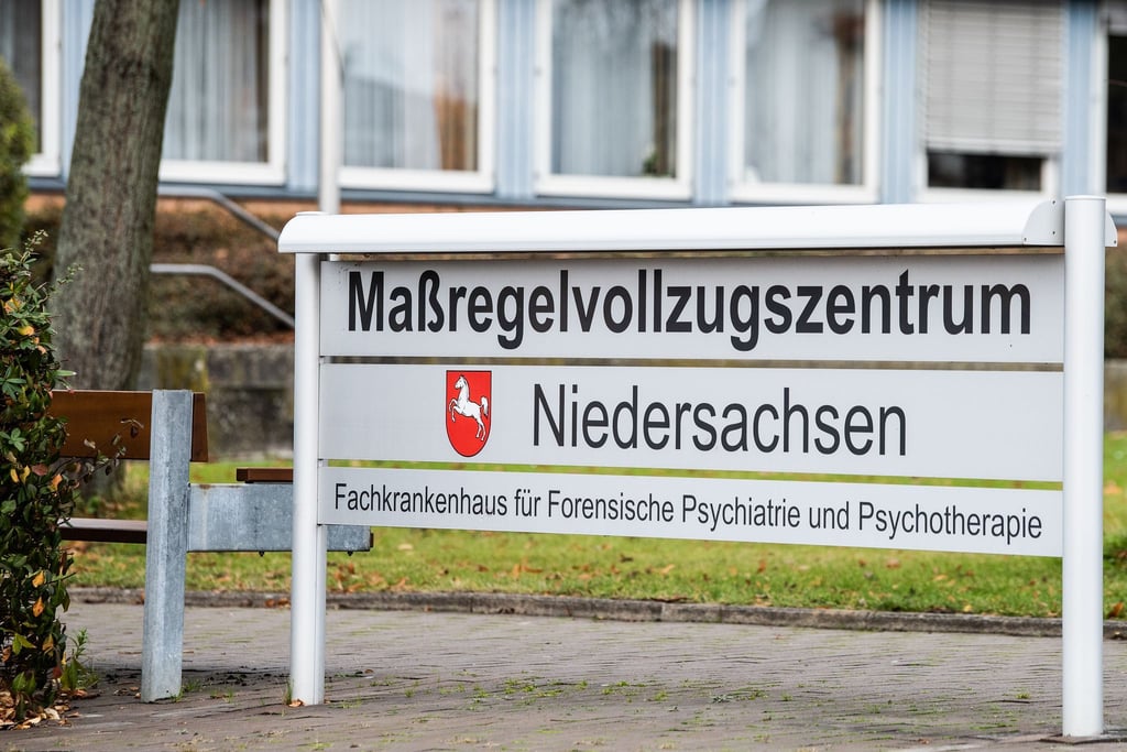 Ein 26-Jähriger flieht aus dem Maßregelvollzug in Moringen - die Polizei sucht weiter nach ihm. (Symboldbild)