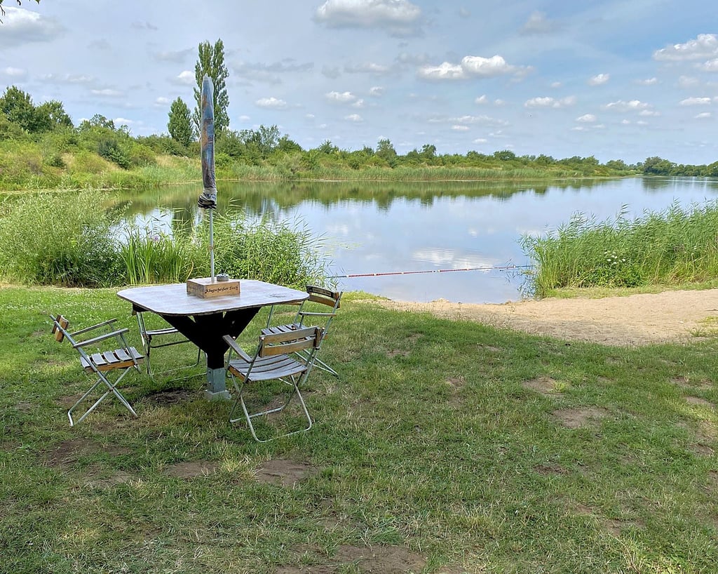 Bei Hochwasser reicht das Wasser auf dem Campingplatz in BIederitz teilweise bis auf Tischhöhe.