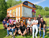 Eine Gruppe von Klienten aus dem Betreuten Wohnen des Bernburger Kids-Vereins hat einen Bauwagen mit Graffiti gestaltet.