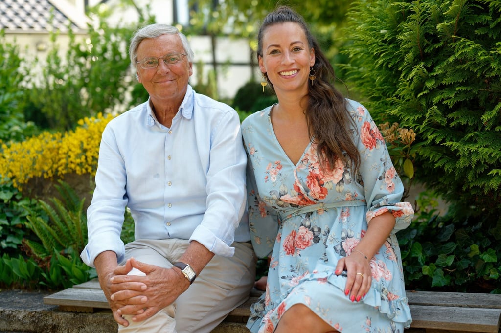 Caroline Bosbach sitzt neben ihrem Vater Wolfgang, kurz vor dessen 70. Geburtstag im Juni 2022. Nun will sie für den Bundestag kandidieren.