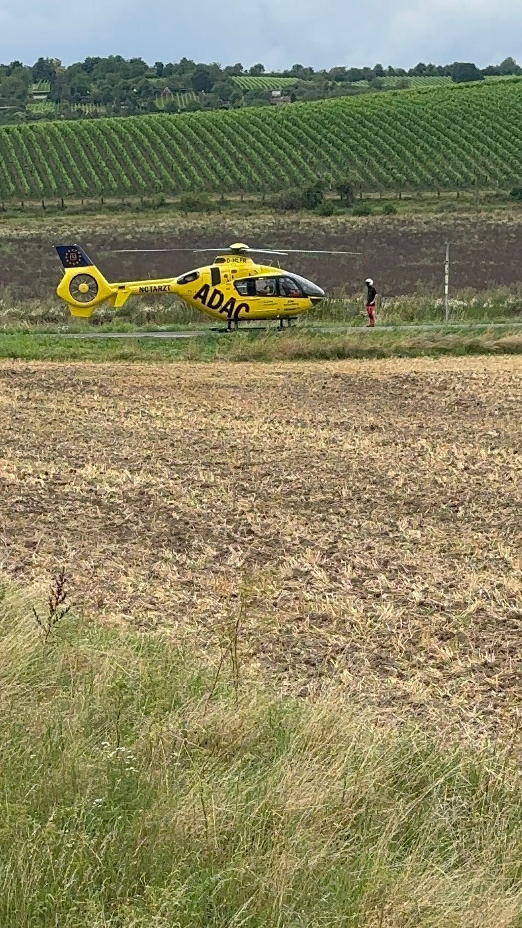 Der schwer verletzte Motorradfahrer wurde mit einem Hubschrauber in eine Klinik geflogen.