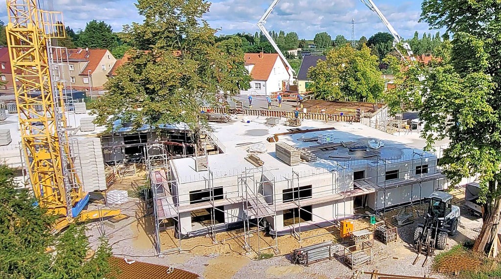 Die Arbeiten am Hospiz-Neubau in Stendal gehen voran. Der Rohbau des Erdgeschosses steht. Jetzt folgt die obere Etage.