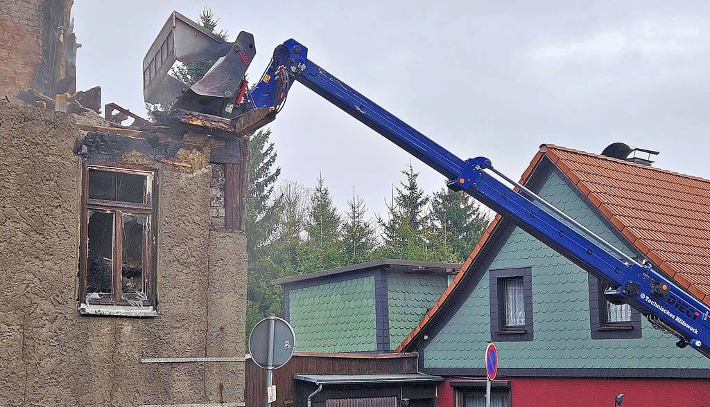 Die Fachgruppe Räumen beim „Niederlegen" von einsturzgefährdeten Gebäudeteilen, hier in Benneckenstein.