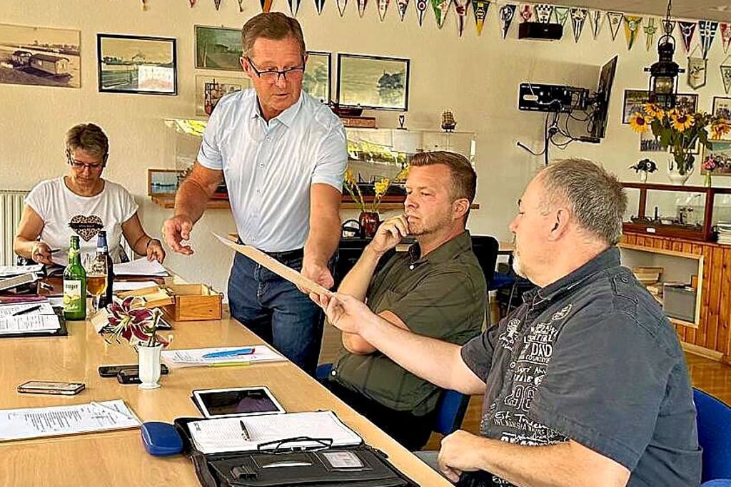 Zahna-Elsters Bürgermeister Peter Müller (Mitte) überreicht Michael Kulze (r.) die Ernennungsurkunde zum Bürgermeister von Elster.