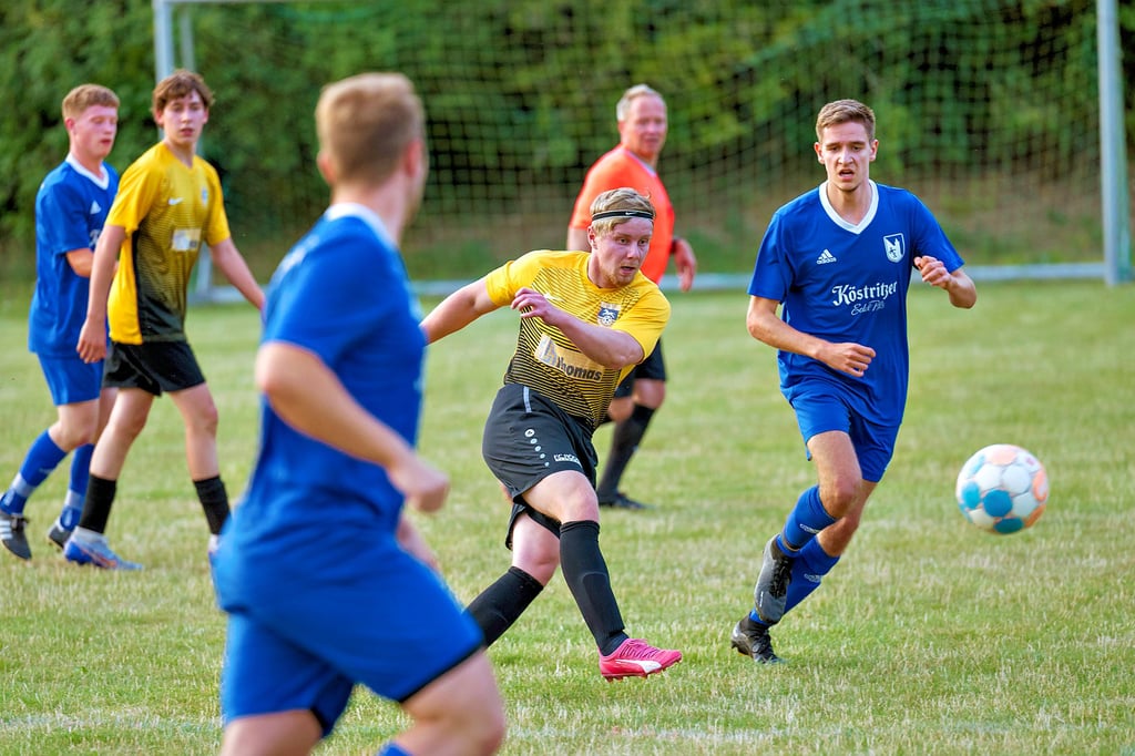 Der Mertendorfer Maximilian Kranz zieht vor Gästespieler Jonas Porsche ab. In diesem Vergleich setzten sich die höherklassigen Kicker aus der Kurstadt am Ende klar durch.