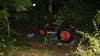 Spaziergänger haben in einem Wald einen toten Mann unter einem Traktor gefunden.