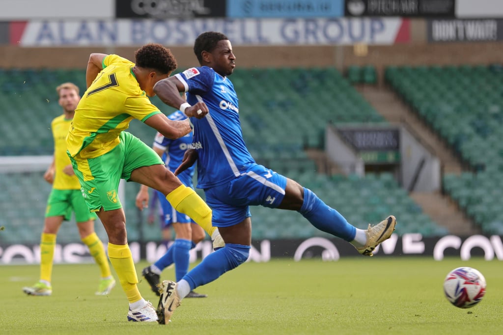 Der 1. FC Magdeburg hat am Freitagabend beim englischen Zweitligisten Norwich City getestet. Hier wirft sich Bryan Teixeira in den Schuss eines Gegenspielers.