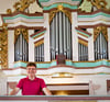 Stefan Hilffert spielt mitunter die Orgel in der Almricher St.-Georg-Kirche. Diese wurde jetzt geehrt und muss dringend repariert werden.
