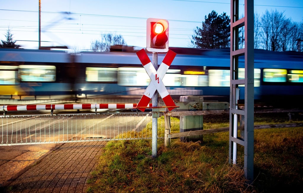 Ein Auto ist in Wittenberg gegen die sich schließende Bahnschranke gefahren, sodass es zu leichten Einschränkungen kam. (Symbolfoto)
