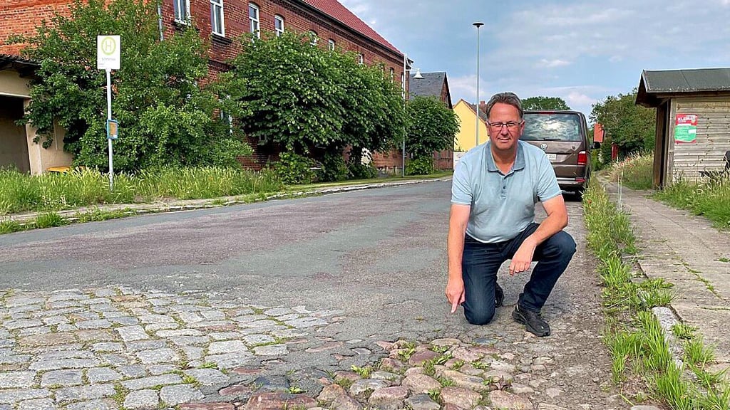 Ortsbürgermeister Matthias Müller auf der Ortsdurchfahrt in Schmersau.