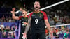 Deutschlands Volleyballer feiern einen wichtigen Sieg zum Olympia-Auftakt.