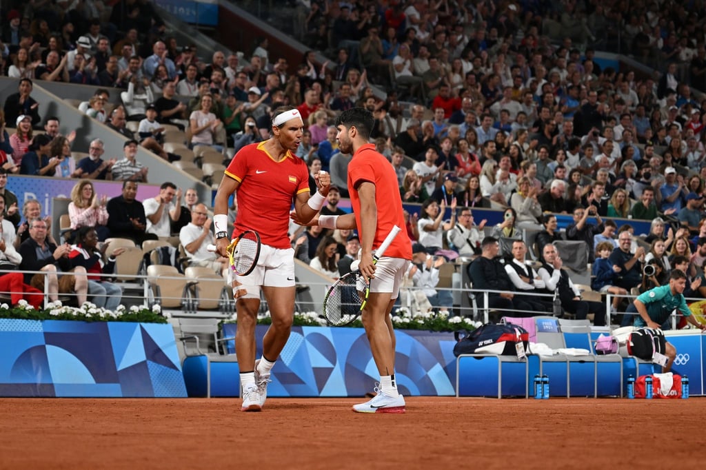 Rafael Nadal (l) und Carlos Alcaraz haben ihre Auftaktaufgabe im olympischen Doppel-Turnier gemeistert.