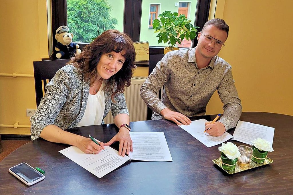 Möckerns Stadtbürgermeisterin Doreen Krüger und Lucas Rehfeld bei der Unterzeichnung des Pachtvertrages.