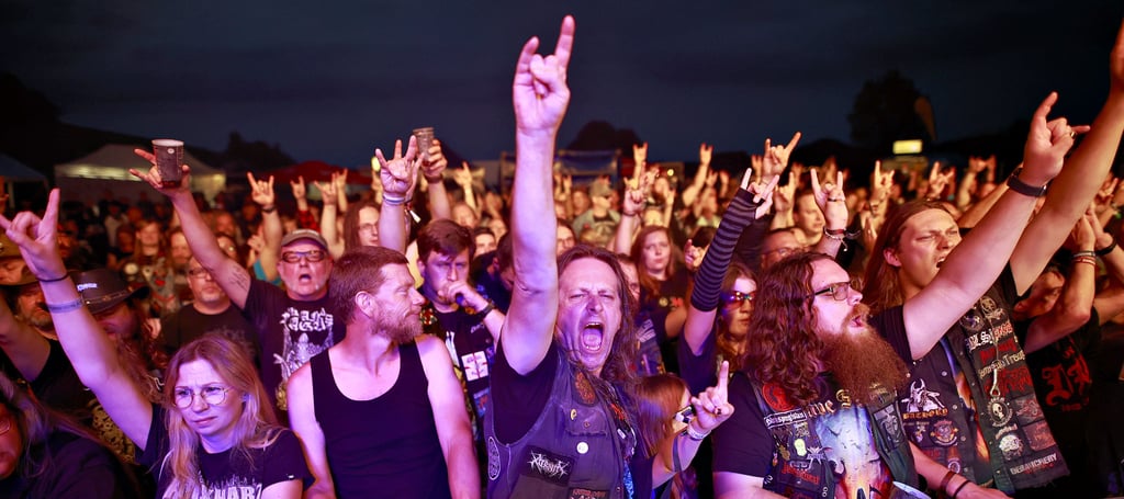 Hunderte Fans feiern die deutsche Metal-Legende Grave Digger bei ihrem Auftritt am Freitagabend auf der Bühne des Heimburger Metalnacht-Festivals.