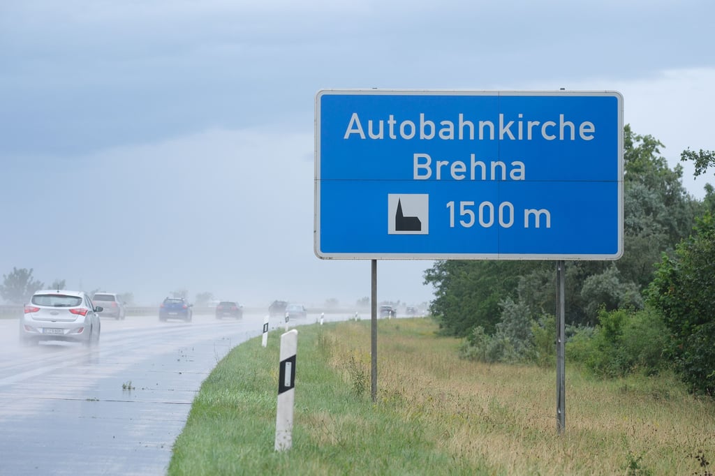 Gut zwei Kilometer nach der Autobahnauffahrt Halle/Brehna in Richtung Berlin sind Samstagabend vier Autos in einen schweren Unfall verwickelt worden.