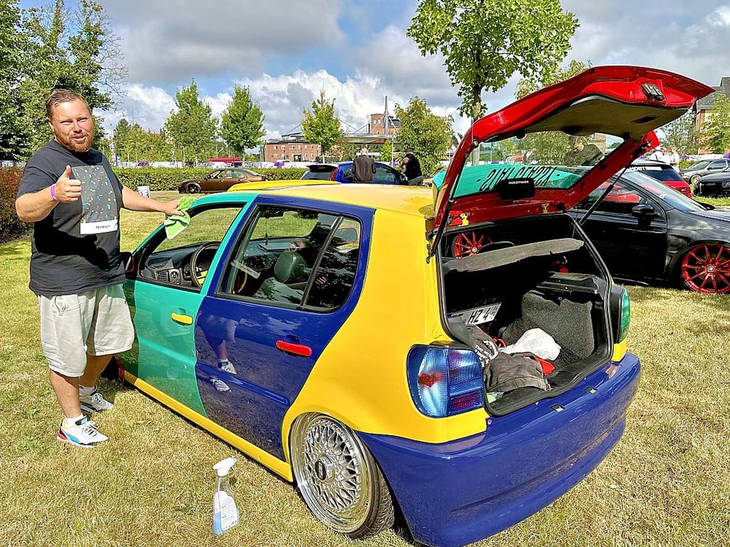 Christian Bambach aus Bitterfeld poliert im Burger Goethepark seinen VW Polo.