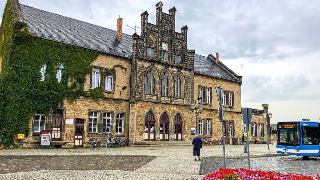 Das denkmalgeschützte Empfangsgebäude am Bahnhof in Quedlinburg.