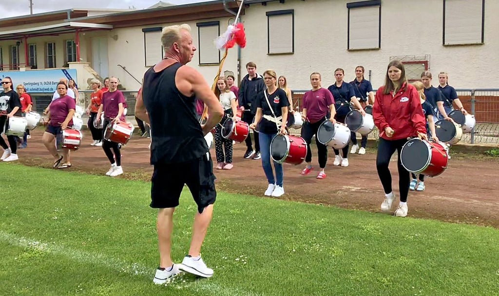 Jan Strempel, der Stabführer des Fanfarenzuges Querfurt (Vordergrund), ist hier bei der Probe für das Konzert in Aktion zu sehen.
