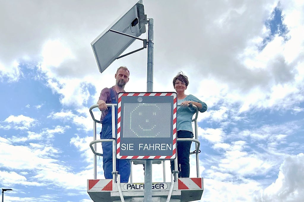 Doreen Wichmann und Uwe Müller bei der Installation des neuen Tempomess-Gerätes an der Bundesstraße 1 in Reesen.