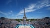 In Paris wird vor der beeindruckenden Kulisse des Eiffelturms Beach-Volleyball gespielt.