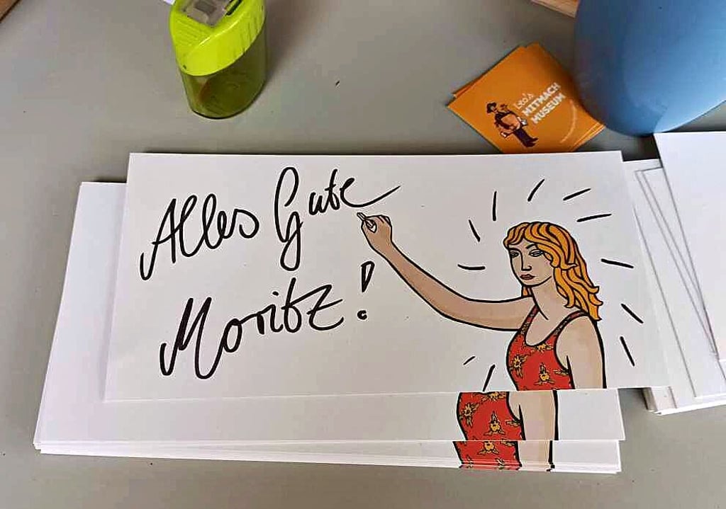 Gestaltet werden konnten beim Sommerfest im Museum auch Postkarten als Glückwunschkarten für den Künstler.