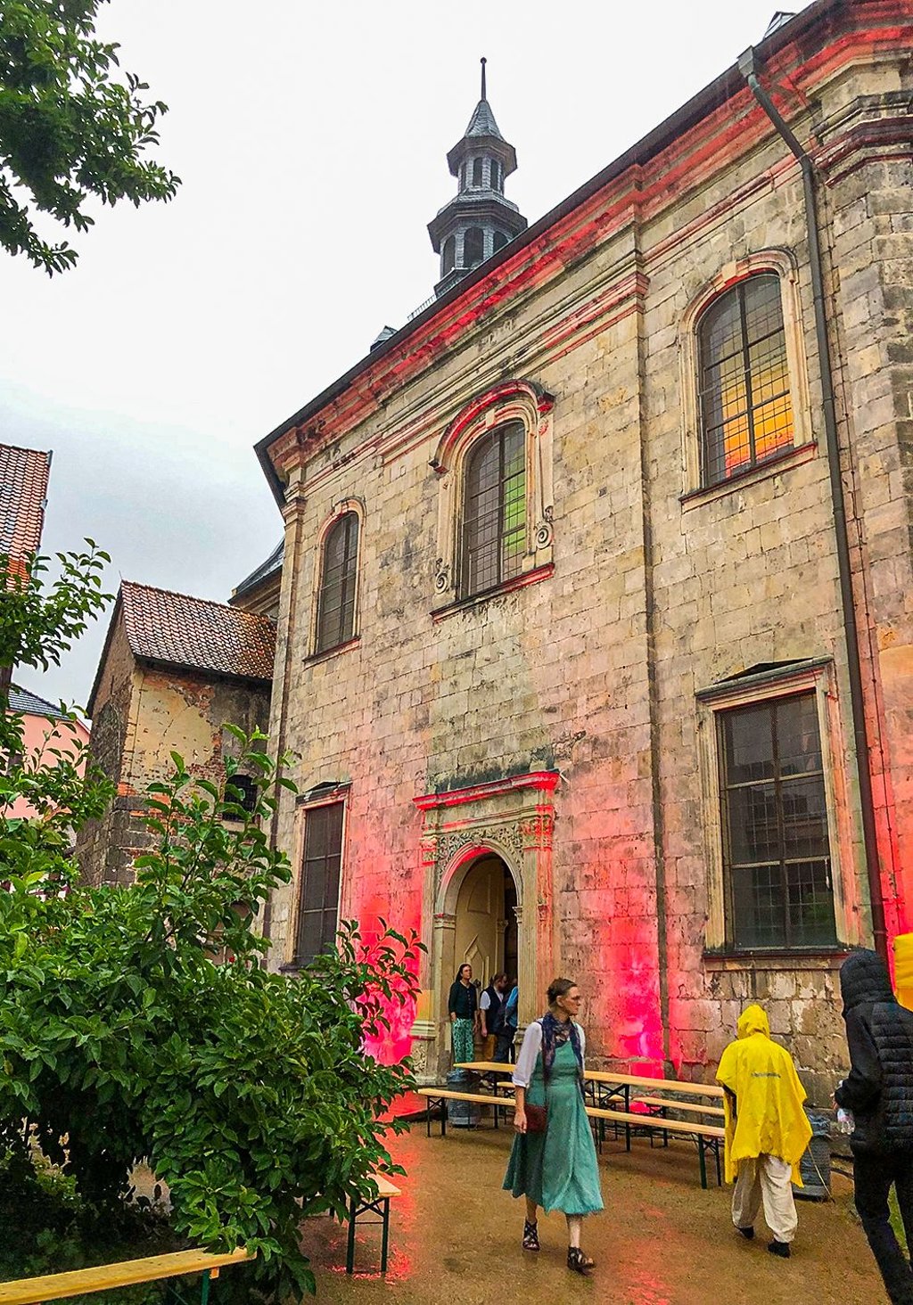 Stimmungsvolles Bild: Auch außen wurde die Kulturkirche beim Konzertabend beleuchtet.