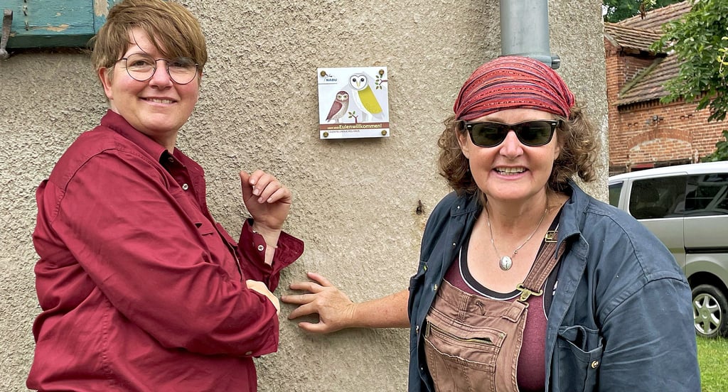 Peggy und Amanda Wilson in Großwulkow haben die Plakette „Eulenfreundliches Haus“ gut sichtbar an der Fassade angebracht.