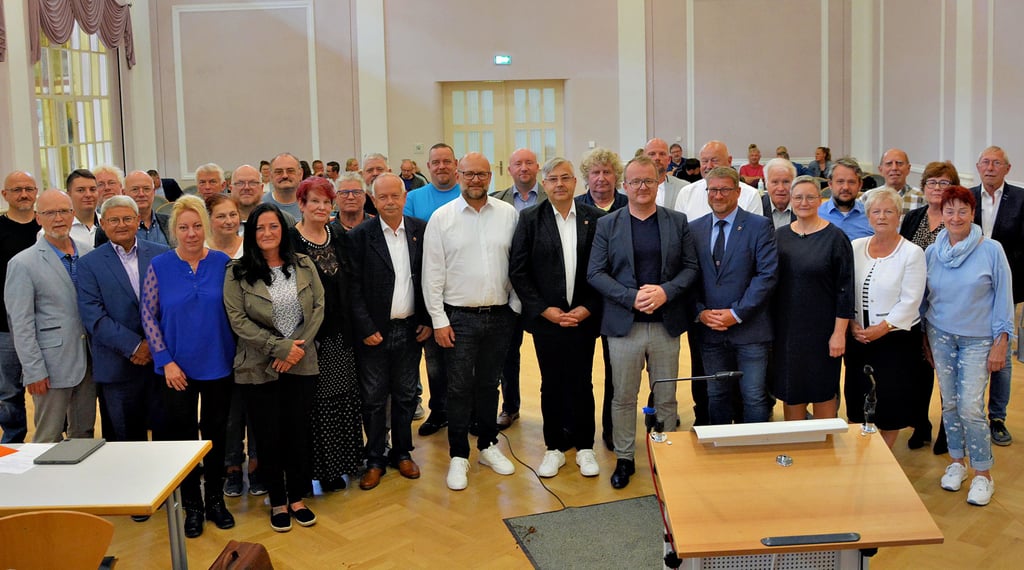 Der neue Stadtrat in Schönebeck bei der konstituierenden Sitzung Anfang Juli.