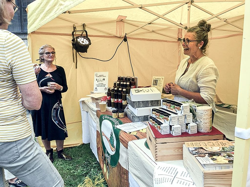 Trotz des Regens hatte Simone Seiboth ihren Stand aufgebaut, präsentierte etwa Geschenkboxen aus ihrer Senfmanufaktur.
