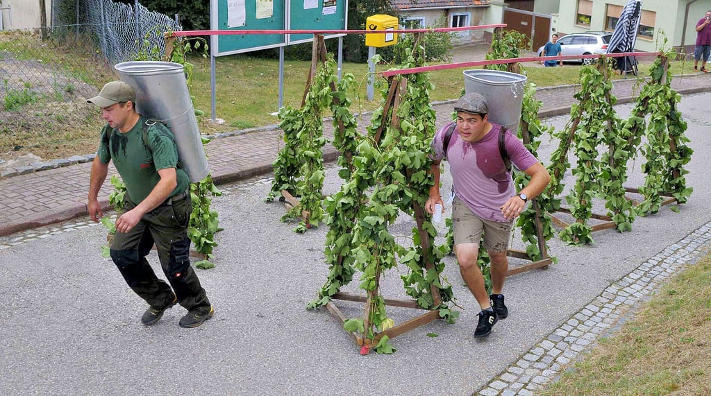 Vom Auftritt seines jüngeren Bruders Markus (r./im Duell mit Dirk Kästner) ist Lukas Herzer aus der bekannten Roßbacher Winzer-Familie offensichtlich so sehr inspiriert und angestachelt worden, dass er später Bronze holte.
