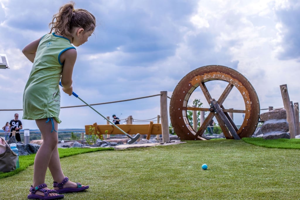 Die Minigolf-Anlage am Markkleeberger See im Süden Leipzigs hat abenteuerliche Bahnen zu bieten.