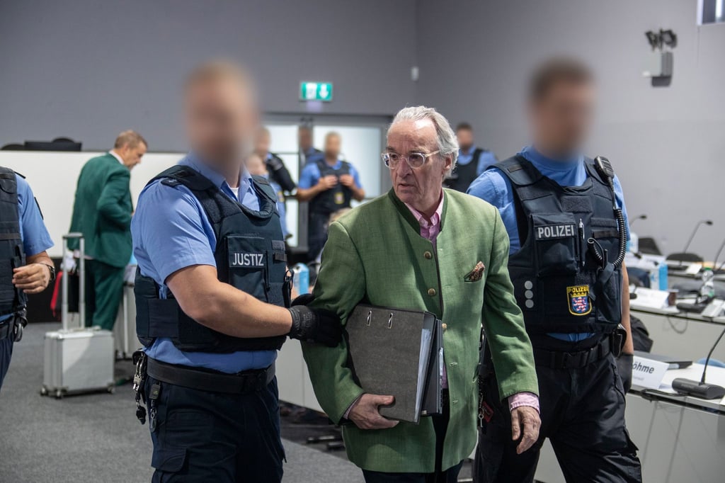In Frankfurt steht Heinrich XIII. Prinz Reuß schon vor Gericht. Die Ermittlungen gegen mutmaßliche Unterstützer der „Reichsbürger“-Vereinigung um ihn dauern an. (Archivbild)