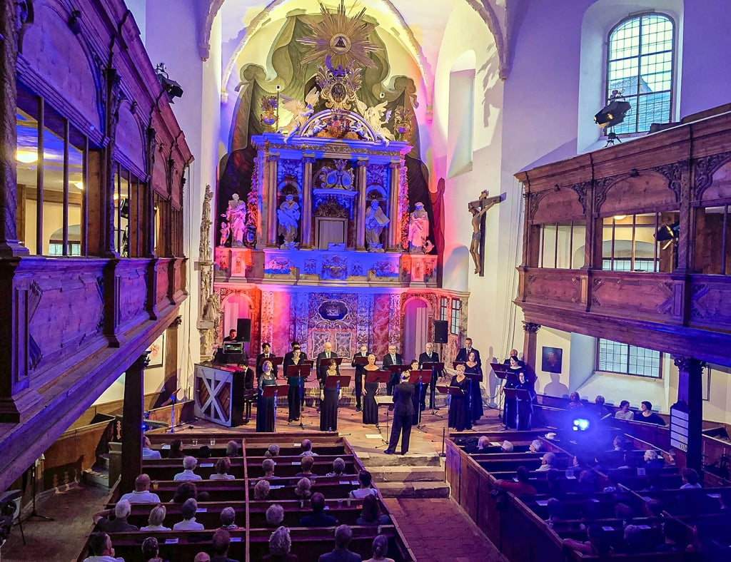 Genuss für Ohr und Auge: Während der Opernchor des Harztheaters musikalisch mit auf eine Reise durch die Zeit und in verschiedene Länder nahm, wurde das Innere der Blasiikirche in Licht in verschiedenen Farben getaucht.