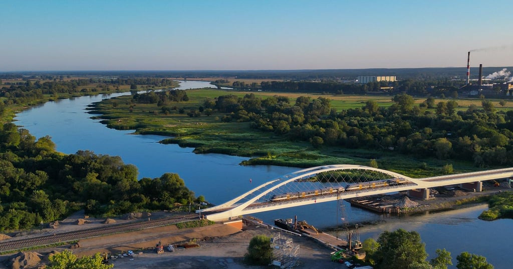 Mehr als dreieinhalb Jahre war das unmöglich: Züge passieren die Oder-Brücke.