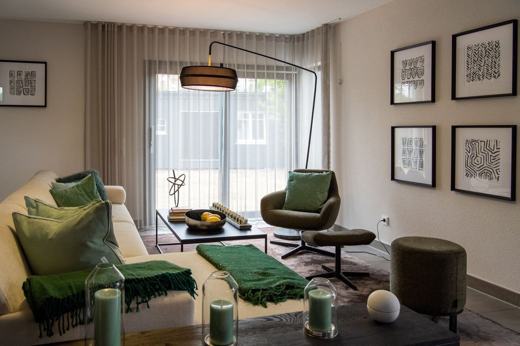 Zurückhaltende Beige- oder Sandtöne sollten die erste Wahl für kleine Zimmer sein. Decken, die weiß gestrichen sind, vermitteln zusätzlich ein Gefühl von Höhe.
