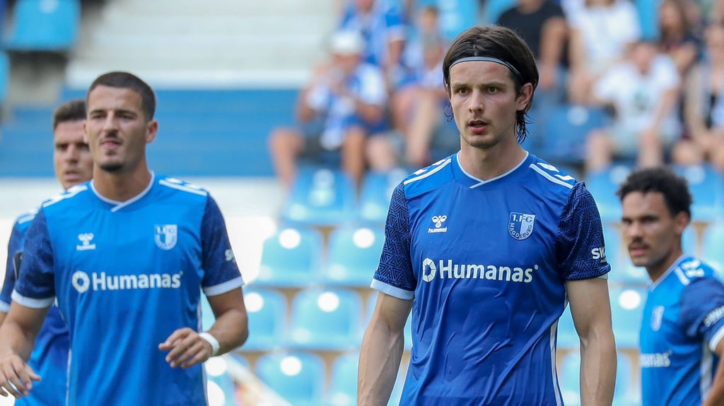 Jean Hugonet (2.v.r.) ist einer der Gewinner der Vorbereitung beim 1. FC Magdeburg. Für Tobias Müller (l., verdeckt), Andi Hoti und Herbert Bockhorn ist zum Start gegen SV Elversberg wohl eher die Ersatzbank realstisch.
