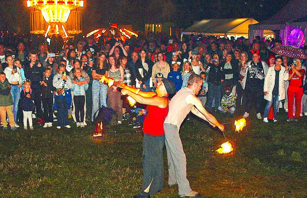 Sarah (links) und Max vom Team Fyr Dancer aus Braunschweig boten beim Lichterfest zu später Stunde vor der Bühne eine atemberaiubende Feuershow.