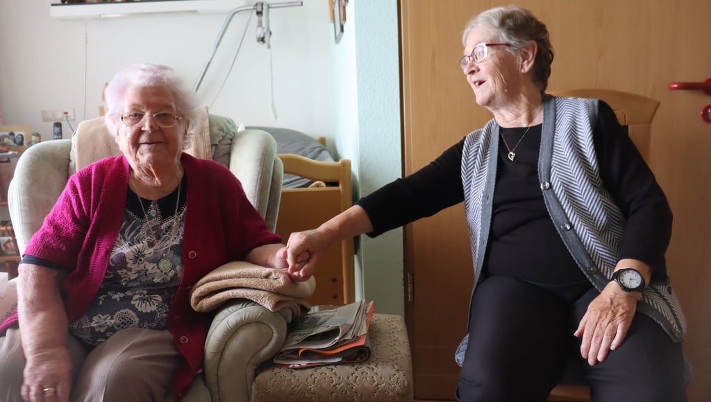 "Ein wahrer Freund ist der, der deine Hand nimmt, aber dein Herz berührt", lautet ein Sprichwort. Bei Meta Ossada (links) und Margot Jacobs ist das der Fall. Foto: Markus Schulze