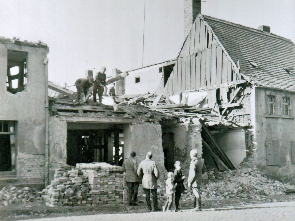 Im Oktober 1968 ist der Abriss von Brühl 37 in vollem Gange, bei dem sowjetische Soldaten aus der Zeitzer Garnison mit eingesetzt waren.