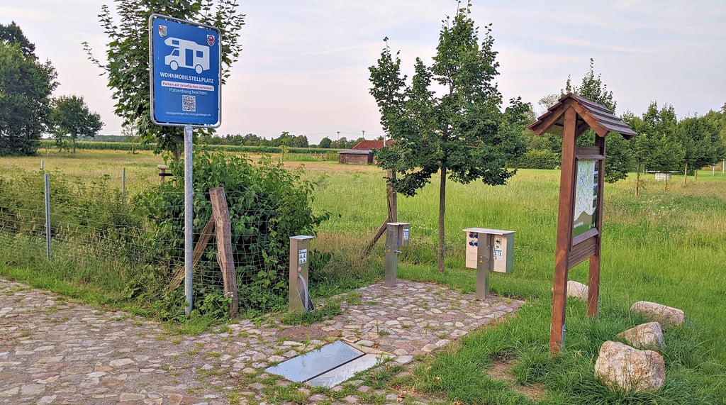 Idyllische Lage, moderne Ausstattung und gleich noch mit Wegweiser für Ausflüge in den schönen Drömling: der Caravan-Stellplatz in Dannefeld ist für Urlauber bisher komplett kostenlos.