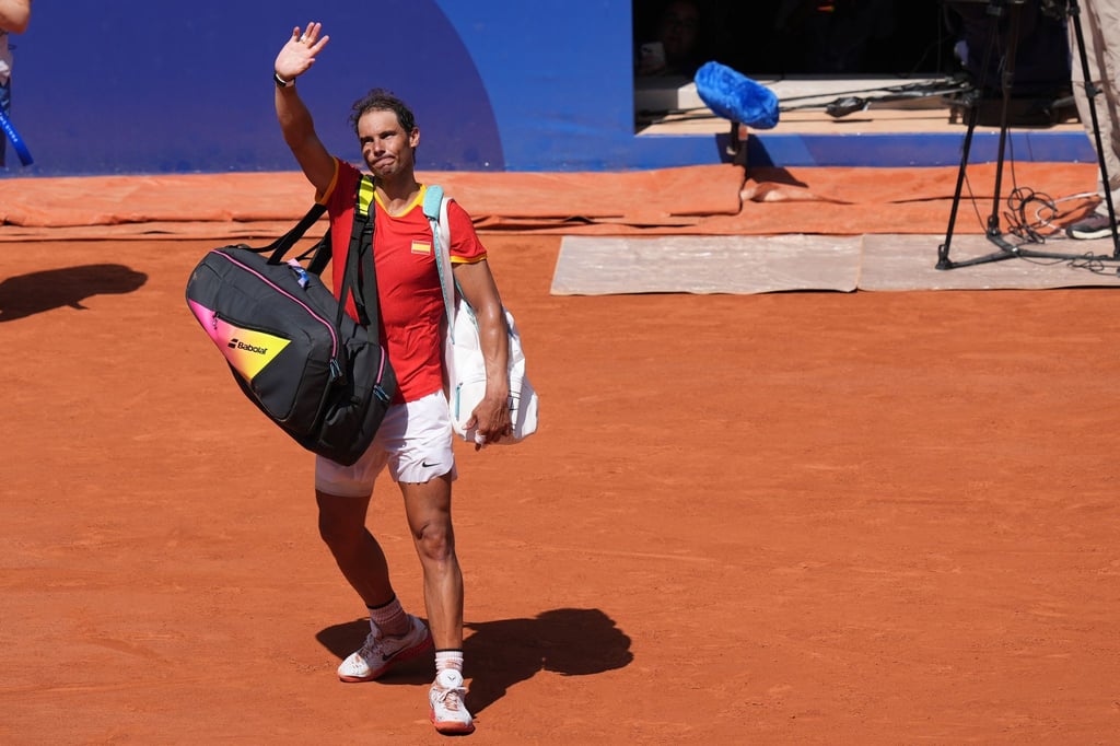 Rafael Nadal winkt den Fans zum Abschied nach dem wahrscheinlich letzten Einzel seiner Karriere in Paris.
