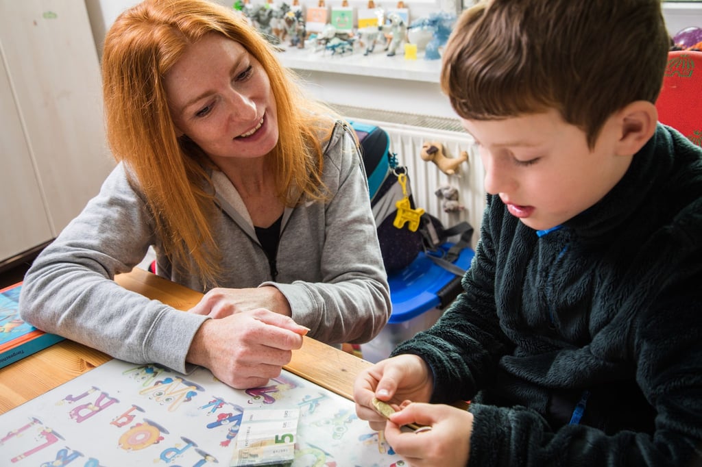 Regelmäßig und bedingungslos: Ein guter Zeitpunkt zum Start des Taschengeldes ist zum Ende der Kindergartenzeit.