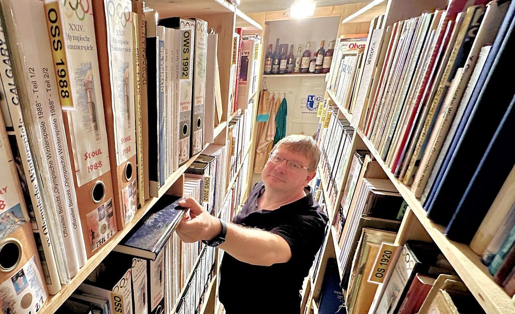 Lutz Seeber in seinem Reich: Ordner und Bücher rund um Olympia. Hinzu kommen noch unzählige Hefte und Bücher über Fußball und Radsport.