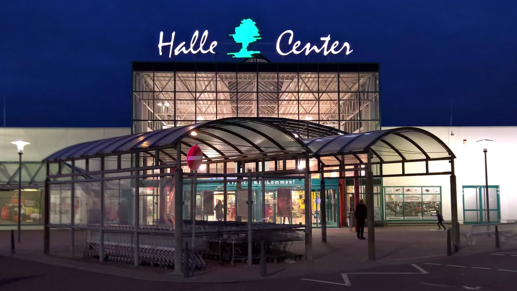 Ein junger Rehbock hat sich am Samstag in das Halle-Center in Peißen verirrt.