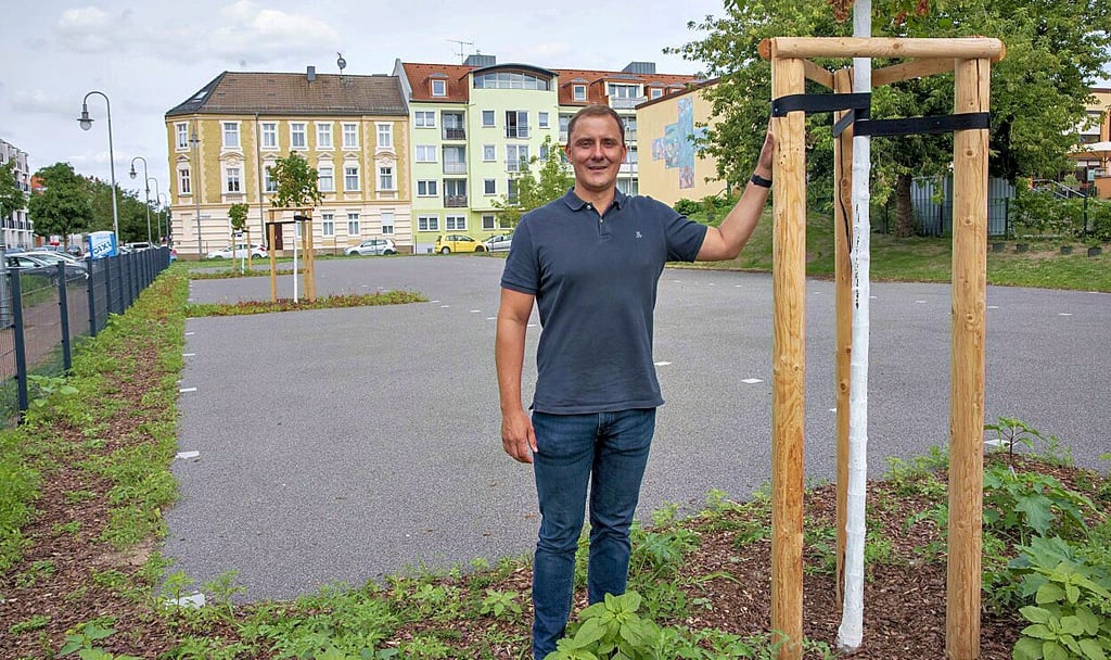 Florian Sakwerda auf dem neuen Mieterparkplatz in der Marienstraße