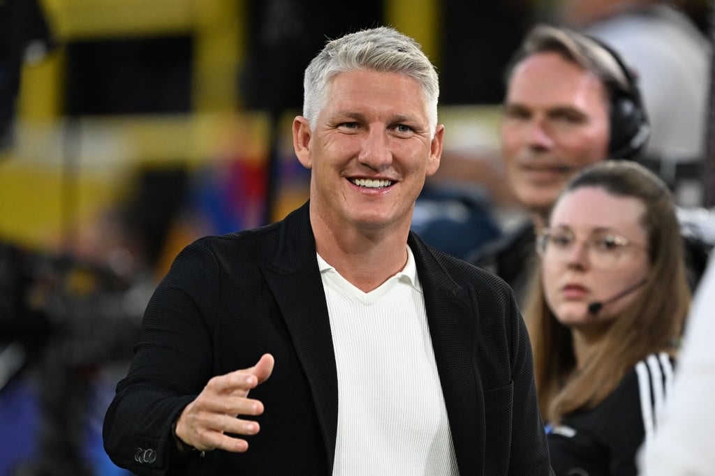 Aktuell ist Bastian Schweinsteiger als TV-Experte am Spielfeldrand, eine Zukunft als Trainer schließt er aber nicht aus.